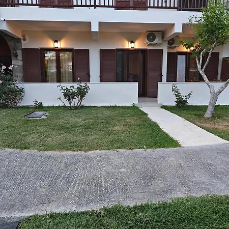 Apartment Sun And Roses